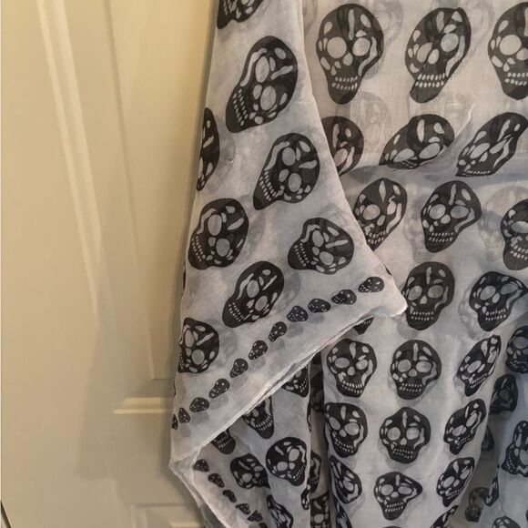 Chic Skull Print Scarf in White and Black - Picture 3 of 5